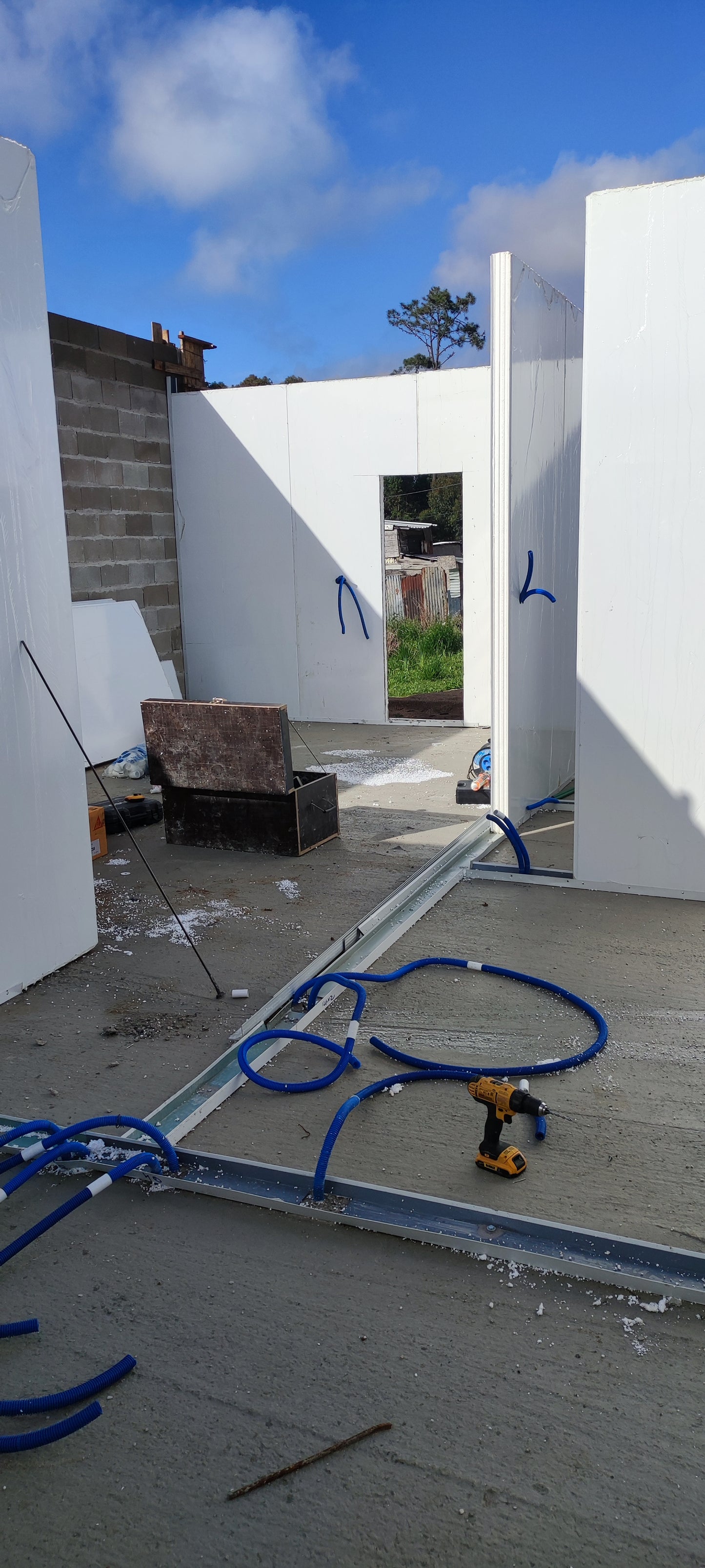 Construcciones de galpones y todo tipo de estructura metalicas también albañilería y pintura en general.