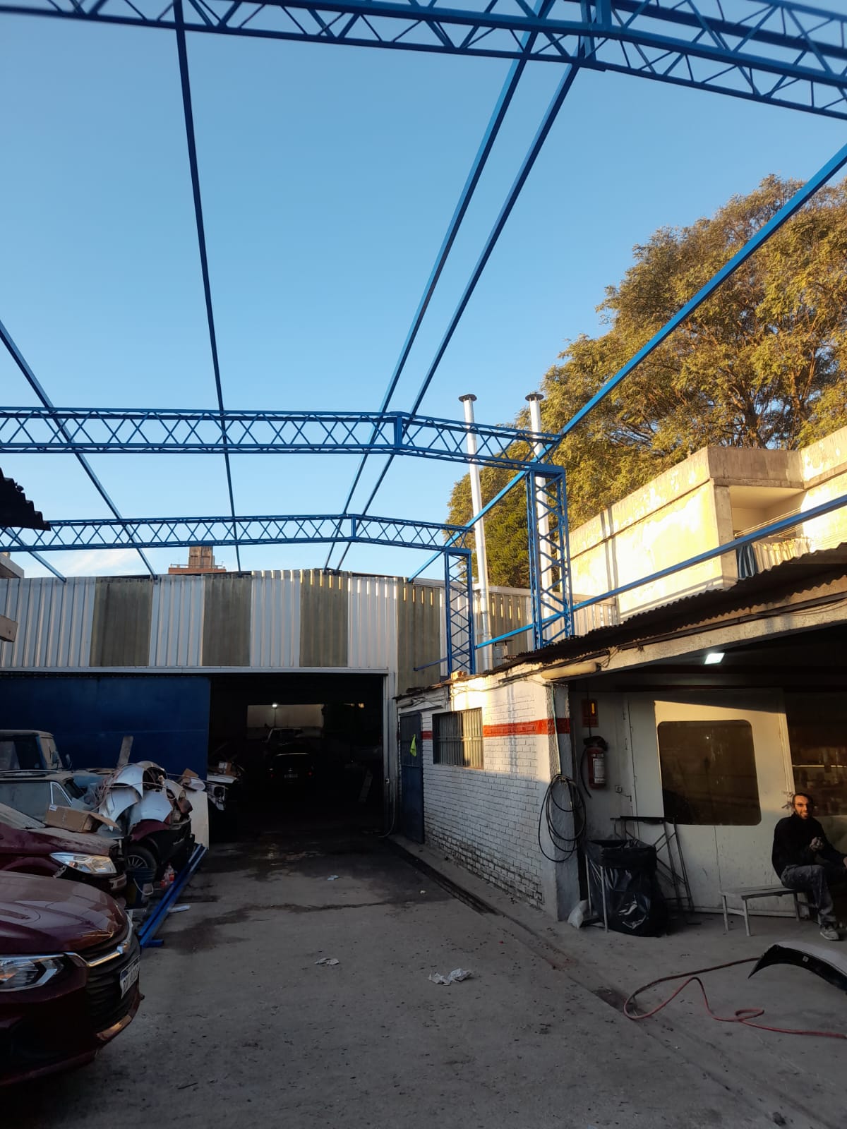 Construcciones de galpones y todo tipo de estructura metalicas también albañilería y pintura en general.
