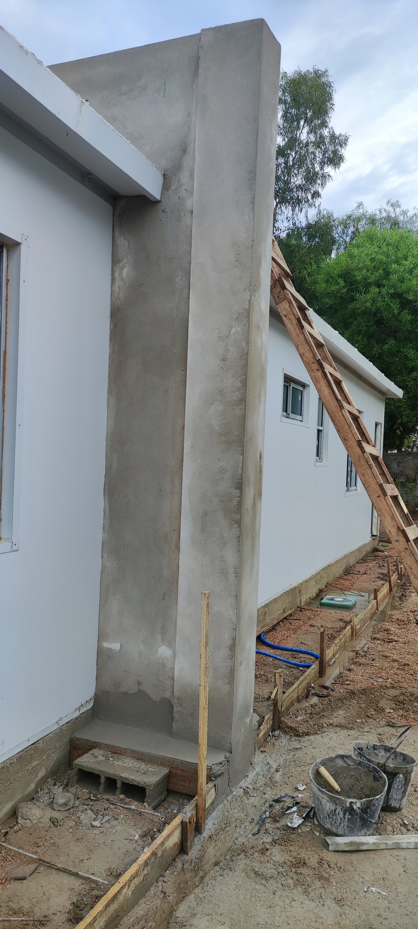 Construcciones de galpones y todo tipo de estructura metalicas también albañilería y pintura en general.