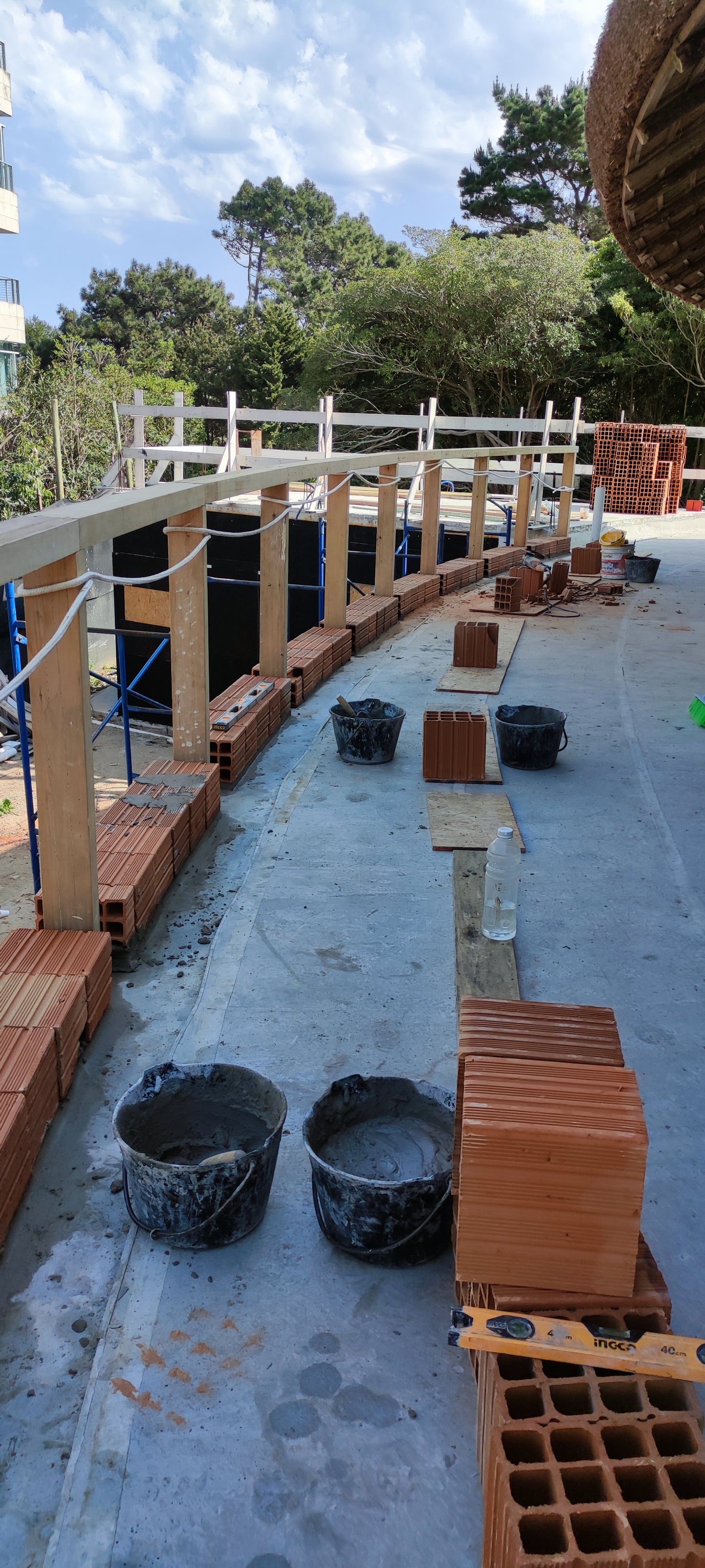 Construcciones de galpones y todo tipo de estructura metalicas también albañilería y pintura en general.
